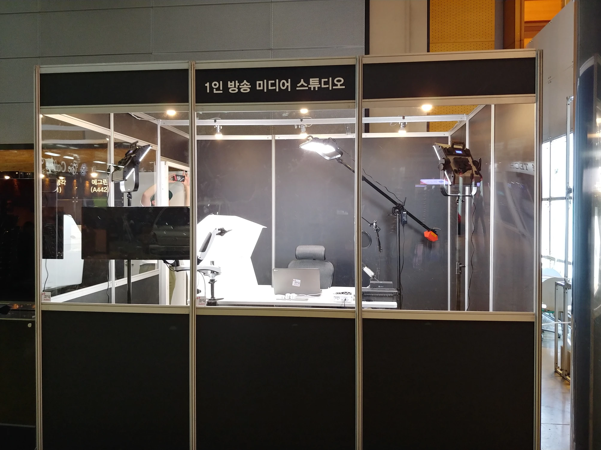 1775741807_1인 방송 미디어 스튜디오_KOBA 2018 내 전시장 설치_03.webp